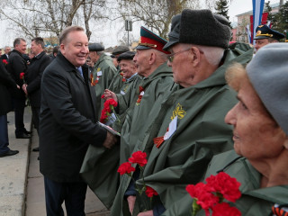 Александр Карлин вместе с ветеранами войны возложил цветов на Мемориале Славы в Барнауле 9 мая 2018 года