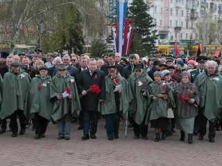 Возложение цветов на Мемориале Славы в Барнауле 9 мая 2018 года