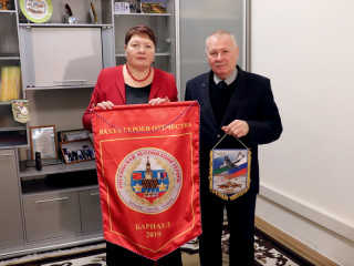 В военно-исторический отдел Алтайского краеведческого музея передан вымпел Российской Ассоциации Героев